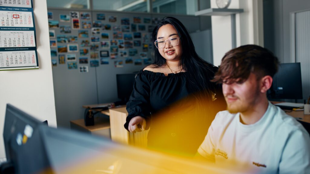 Ausbilderin mit Azubi